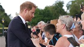 梅根後來和哈利王子現身溫莎城堡外，熱情與民眾握手寒暄，以親民舉動扭轉在英國人心中的形象。
The Royal Family臉輸