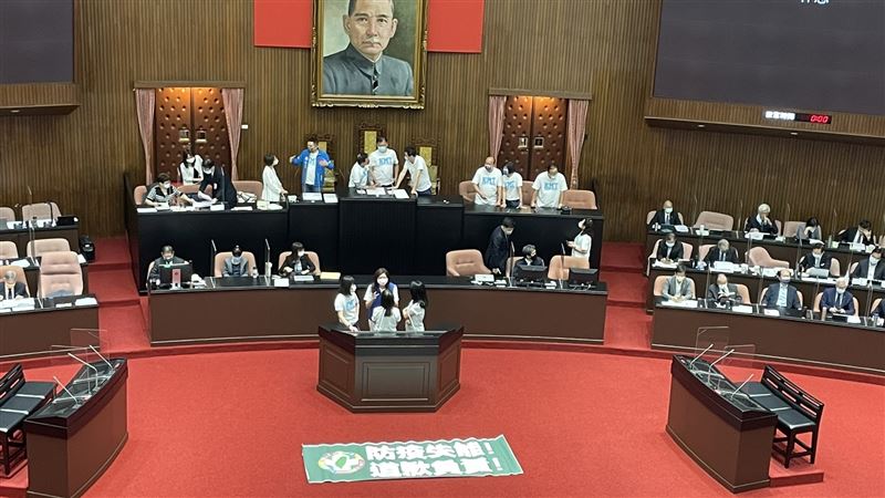 直擊／國民黨出招！霸占主席台杯葛蘇貞昌