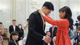 「特步」千金丁佳敏和男裝品牌「七匹狼」小開周力源訂婚引起熱議。（圖／翻攝自微博）