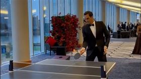 ▲費德勒穿西裝打桌球。（圖／翻攝自費德勒IG）