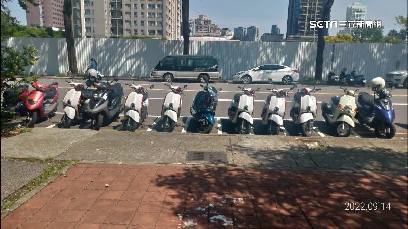 共享機車停好停滿　民怨占路邊車格