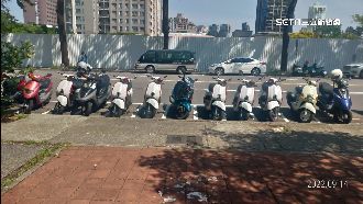 共享機車停好停滿　民怨占路邊車格