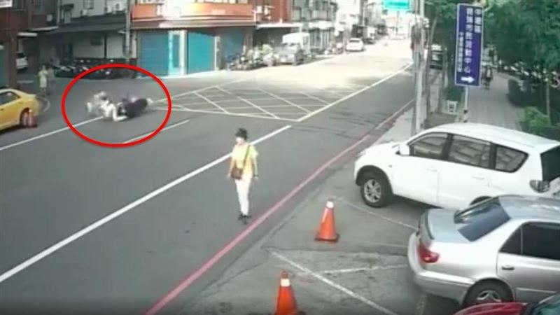 帶8旬媽過馬路「騎士沒煞車」直撞　母命危