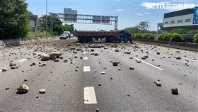 國道一號北上165K處神岡段發生砂石車翻覆。（圖／民眾提供）