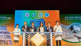 蔡萬才癌症大樓冠名揭牌暨北醫質子中心啟用儀式今(23)日舉行，來賓按下光束按鈕，開啟北醫癌症治療新紀元。左起依序為臺北癌症中心創院院長暨中研院彭汪嘉康院士、臺北醫學大學董事會陳瑞杰董事長、富邦集團蔡明忠董事長、衛福部醫事司劉玉菁副司長、臺北醫學大學林建煌校長、臺北醫學大學附設醫院暨臺北癌症中心邱仲峯院長。.jpg