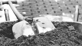 鐵鏟,挖土,鏟子,（示意圖／翻攝自Pixabay）