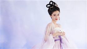 ▲Angelababy（楊穎）精緻五官，現代劇與古裝扮相都十分吸睛。（圖／翻攝自微博Angelababy）