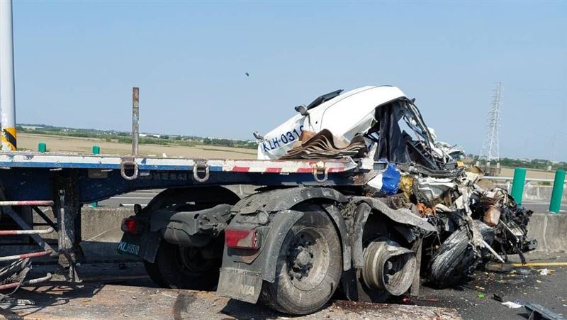 新／3大車台84猛撞　車頭成廢鐵駕駛受困