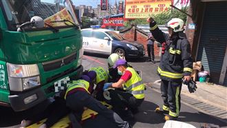 新／郵務車撞摩托車　7旬婦捲車底命危
