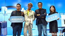 宏碁智新董事長侯知遠（右二）與Acerpure代言人炎亞綸（左二）合影宣布產品正式上市。（圖／記者戴玉翔攝影）