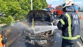 國道二號火燒車。（圖／翻攝畫面）
