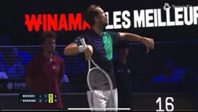 ▲梅迪維夫情緒失控挑釁現場觀眾。（圖／翻攝自推特）