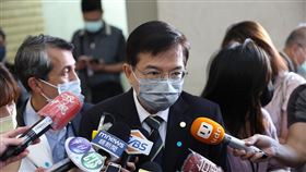 立法院新會期開議  官員列席簽到（3）立法院新會期23日開議並邀請行政院長蘇貞昌率各部會首長進行施政報告並備質詢，圖為交通部長王國材（中）會前接受媒體聯訪，回應時事。中央社記者趙世勳攝  111年9月23日