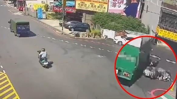畫面曝！郵務車轉髮夾彎　婦遭輾捲卡車底