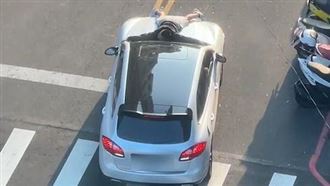 男「趴車」不肯走飆速開200M！玩命原因曝