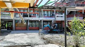 花蓮春日國小倒塌通道完成拆除（1）台東強震後，花蓮縣玉里鎮春日國小受損嚴重，目前校內倒塌的連通走道已拆除完成，校長陳少山23日指出，下週實體上課除19名幼兒園生調整至原教室後方的活動教學區上課外，國小部38名學生都可在原教室正常上課。（春日國小校長陳少山提供）中央社記者張祈傳真  111年9月23日