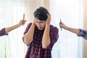 接近8成（77%）的20歲族群，幾乎天天配戴耳機，而40-49歲族群長時間、高音量的「重度沉浸」用耳比例最高，恐大幅增加耳朵過勞風險。有年輕族群是參與演唱會後，發生短暫的突發性耳聾，提醒民眾務必在黃金時間內至耳鼻喉科檢查治療，以免造成聽力不可逆的損傷。