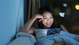 耍廢的動力其實是由多巴胺推動的，它促使人們接近那些會感受到欲望的事物，食物，感官享受，揮霍金錢，純粹單向接收訊息的大眾媒體節目，以及不斷迫使目光追索的社群動態頁面。對大腦而言，真正有效的舒壓方式不是滿足會分泌多巴胺那些欲望，而是可以減少壓力荷爾蒙，好好關注自我的方法。