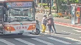 獨／台大醫院站前3人鬥毆　持安全帽互K