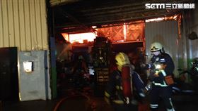 新莊思源路工廠火警。（圖／記者李依璇翻攝）