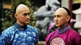 吳奇隆（左）和袁弘在電視劇《步步驚心》中飾演四爺和十三爺，兩人因此成為好友。(圖/ 翻攝自微博)