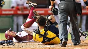 桃猿嚴宏鈞重重撞上兄弟捕手福來喜。（圖／中信兄弟提供）