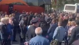 ▲普丁的動員令一下，各地出現混亂場面。有預備役男還沒到軍事基地，搭車搭到半途就昏倒。有預備役男準備報到座車往前線，後面兒子哭喊「爸爸回來！」（圖／翻攝自推特)