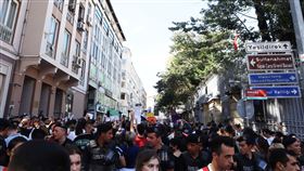 艾米尼之死掀眾怒 旅土耳其伊朗人赴使館抗議伊朗22歲女子艾米尼疑因未戴好頭巾遭警察逮捕，接著在陷入昏迷3天後去世，引發伊朗各地抗議。近百名旅土耳其伊朗人21日前往伊朗駐伊斯坦堡總領事館周圍表達不滿。中央社記者鍾佑貞伊斯坦堡攝  111年9月22日