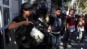 伊朗駐伊斯坦堡總領事館外 加派警力旅土耳其伊朗人21日前往伊朗駐伊斯坦堡總領事館前抗議艾米尼之死，地方警察不敢掉以輕心，架起層層拒馬，擴大管制區域，不斷驅散抗議民眾，也要求媒體勿再靠近。中央社記者鍾佑貞伊斯坦堡攝  111年9月22日