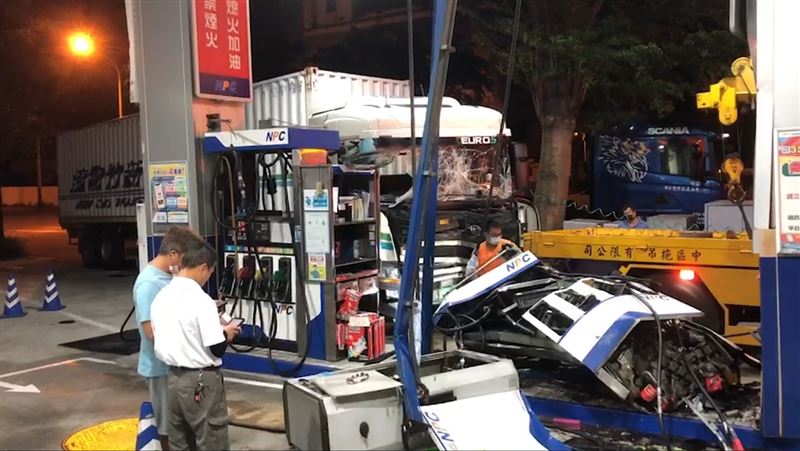 男酒駕聯結車撞加油站！加油機、油槍全毀