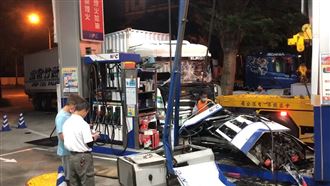 男酒駕聯結車撞加油站！加油機、油槍全毀
