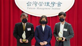 總統出席第15屆崇越論文大賞頒獎典禮（1）總統蔡英文（中）24日上午在台北圓山大飯店出席「2022第15屆崇越論文大賞頒獎典禮」，親頒「特優論文獎」給成功大學學生紀永昌（左）與指導教授王惠嘉（右）。中央社記者徐肇昌攝  111年9月24日