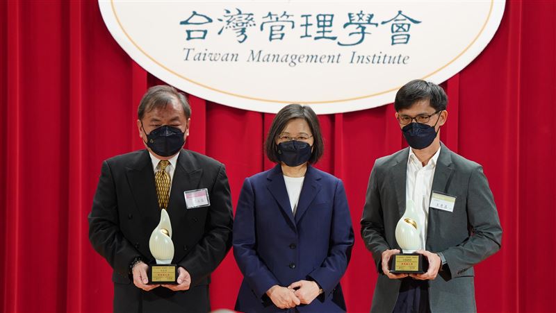 論文大賞頒獎　蔡英文勉產學合作培養實務人才