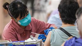 民眾接種莫德納次世代疫苗（3）COVID-19（2019冠狀病毒疾病）疫情持續，不少民眾24日上午前往台北市立聯合醫院中興院區，在醫護人員協助下，完成接種莫德納次世代疫苗。中央社記者鄭清元攝  111年9月24日