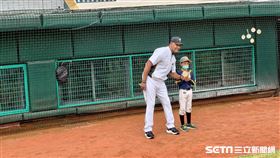 ▲兄弟象路易士擔任台鋼雄鷹打擊教練。（圖／記者蕭保祥攝影）