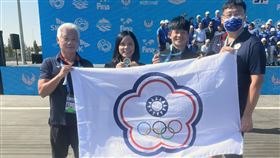 公開水域游泳亞錦賽  鄧羽(文三)勇奪隊史首金台灣泳將鄧羽(文三)（左2）24日在烏茲別克舉行的亞洲公開水域游泳錦標賽女子10公里組勇奪隊史首金，隊中男子好手卓承齊（右2）也拿下銀牌，賽後兩人與指導教練劉曜彰（右）、蘇裕欽（左）開心合影。（劉曜彰提供）中央社記者龍柏安傳真  111年9月24日