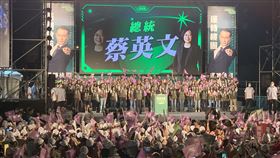 民進黨桃園誓師大會  蔡英文出席致詞民進黨「運轉桃園–勝利啟航」誓師大會24日晚間在桃園區舉行，黨主席蔡英文（台上致詞者）出席表示，8年來桃園的轉變、進步，全台灣都看得見，今年這一票，要延續市長鄭文燦的5星級執政，「桃園只能向前，不能後退」。中央社記者葉臻攝  111年9月24日