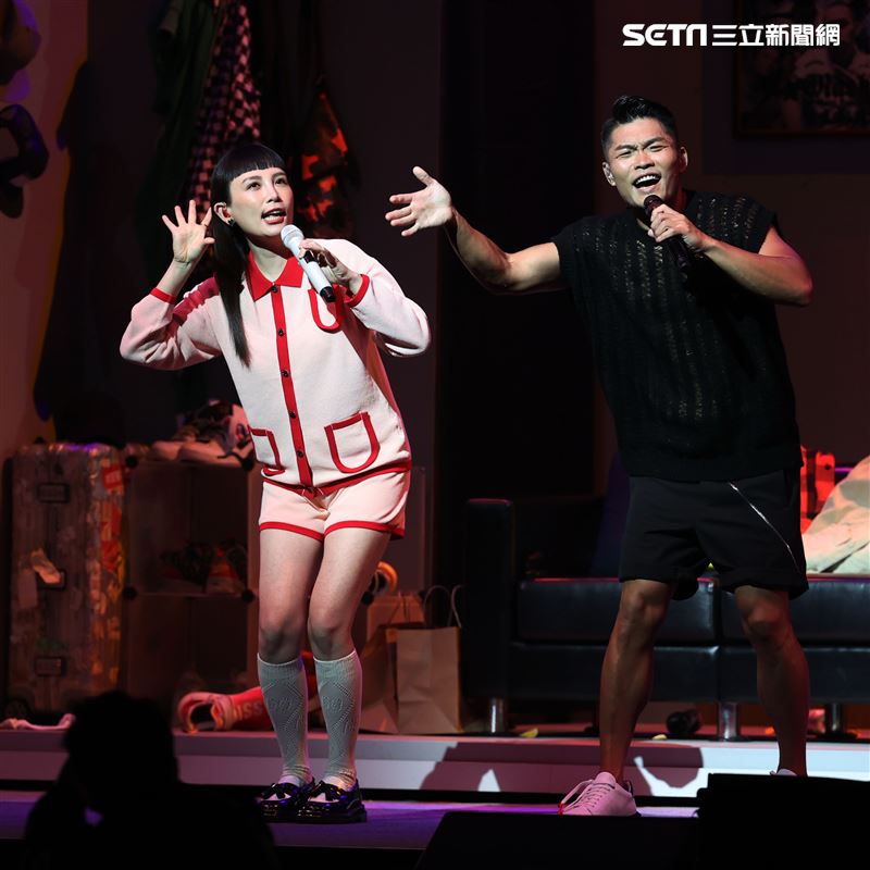 李玖哲今天星期幾演唱會，特別嘉賓魏如萱兩人互動相當幽默，逗樂全場。（記者邱榮吉/攝影）