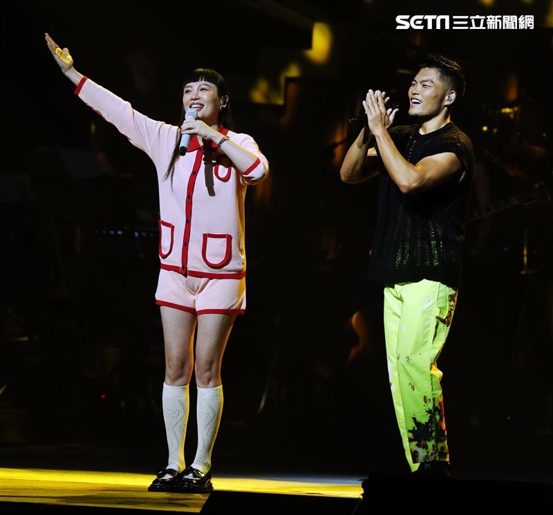 李玖哲今天星期幾演唱會，特別嘉賓魏如萱兩人互動相當幽默，逗樂全場。（記者邱榮吉/攝影）