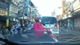 三寶嬸狂鬼切！移動式神主牌10秒擊落2車