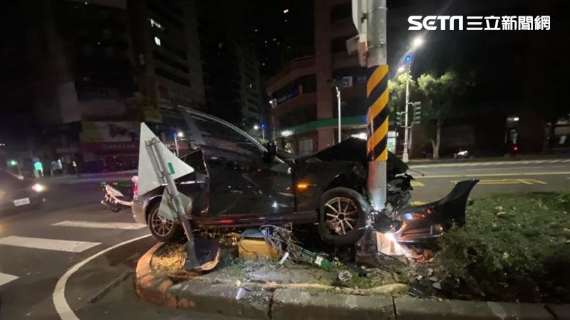 19歲雷男真雷！自撞一次毀了2輛BMW