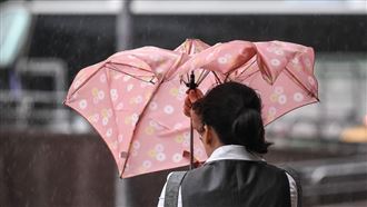 日本大雨1死2失聯29傷　5300旅客留宿車廂