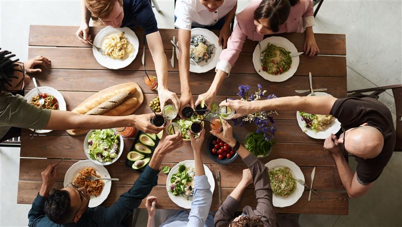 一位阿嬤 10 年前因為「傳錯簡訊」誤邀陌生青少年吃感恩節大餐，沒想到從那天起，他們每年都在同一張餐桌重逢。（示意圖／Pexels）