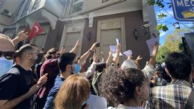 旅土伊朗人抗議艾米尼之死伊朗22歲女性艾米尼疑因未戴好頭巾遭宗教警察逮捕後去世，掀起境內大規模示威潮。近百名旅土耳其伊朗人也前往伊朗駐伊斯坦堡總領事館前抗議。圖攝於9月21日。中央社記者鍾佑貞伊斯坦堡攝  111年9月23日