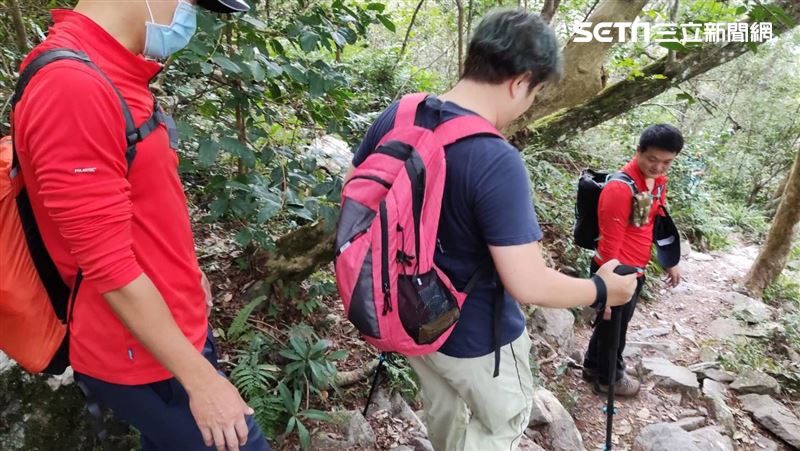 男登八仙山步道雙腿抽筋　警消攙扶救援