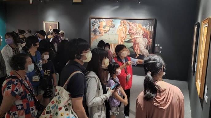 鄭孟洳陪同遠雄、家扶參觀「會動的文藝復興」