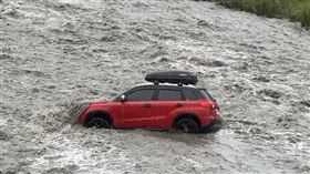 宜蘭溪水暴漲民眾受困。（圖／翻攝自記者爆料網）