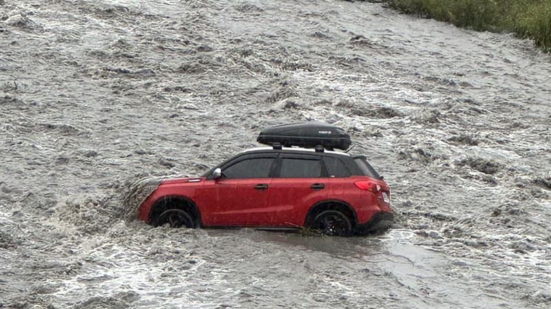 宜蘭豪雨溪水暴漲　露營17車43人受困
