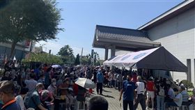 沈夙崢今（25）天指出，疫苗施打至今已經一年多了，南投施打疫苗規劃永遠不長進！這畫面有沒有去年六月的既視感？（圖／翻攝自沈夙崢.南投崢新聲粉專）