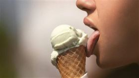 岳母一直想舔一口女婿的冰淇淋。（示意圖／PIXABAY）